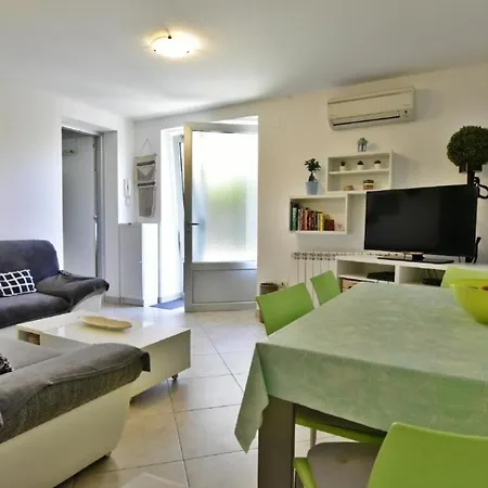 Moderne In Mit Offener Terrasse Lejlighed Umag